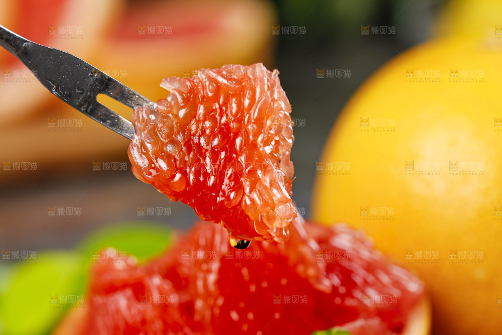 叉子叉着红心西柚果肉