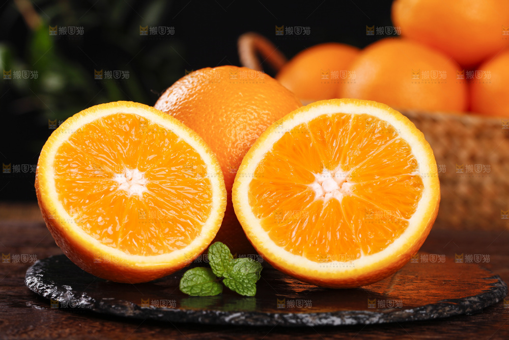 深底上摆放着甜橙
