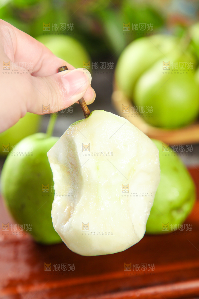 手拿削皮的早酥梨