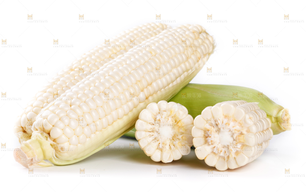 白底上放着牛奶玉米