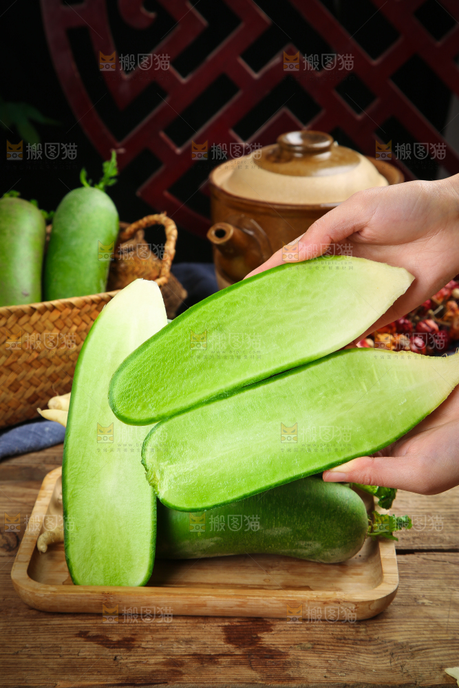 盘子里摆放着青萝卜