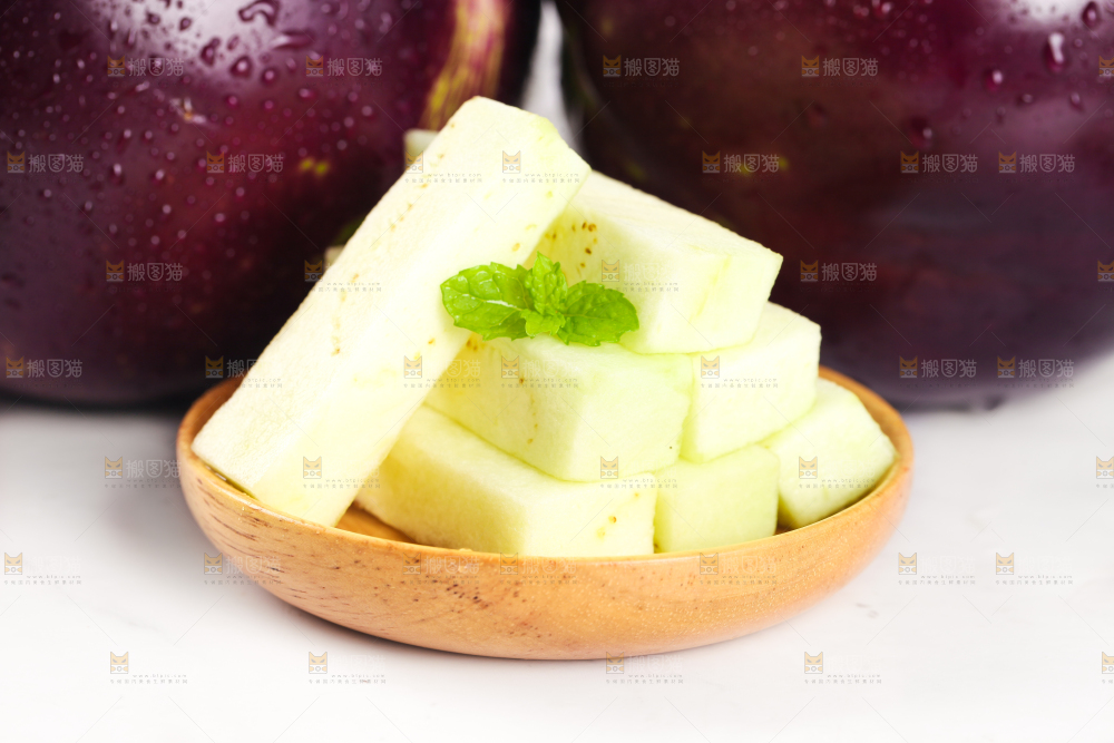 石板上放着一碟削皮的茄子