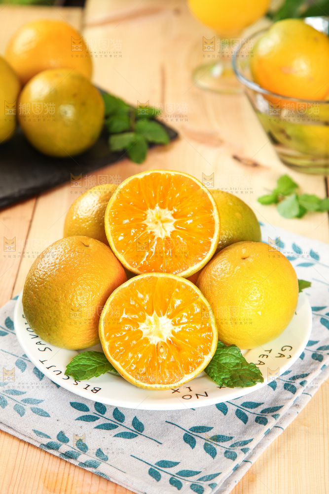 切开的秭归夏橙放在木底上