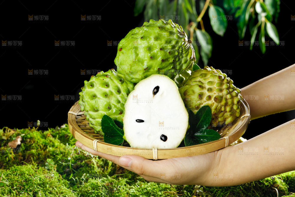 手里端着释迦果