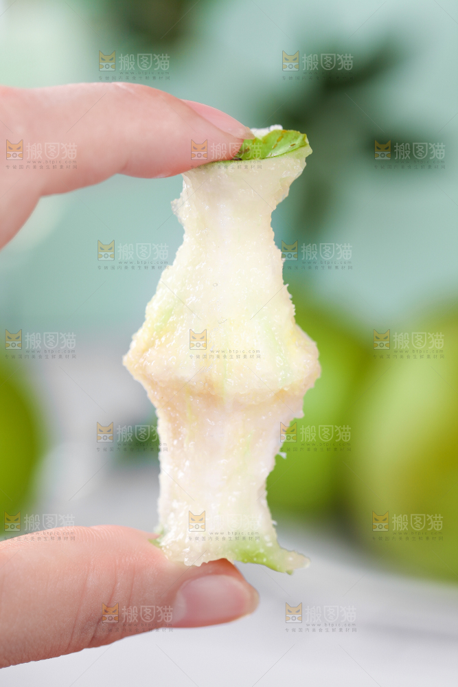 手拿青皮皇冠梨果核