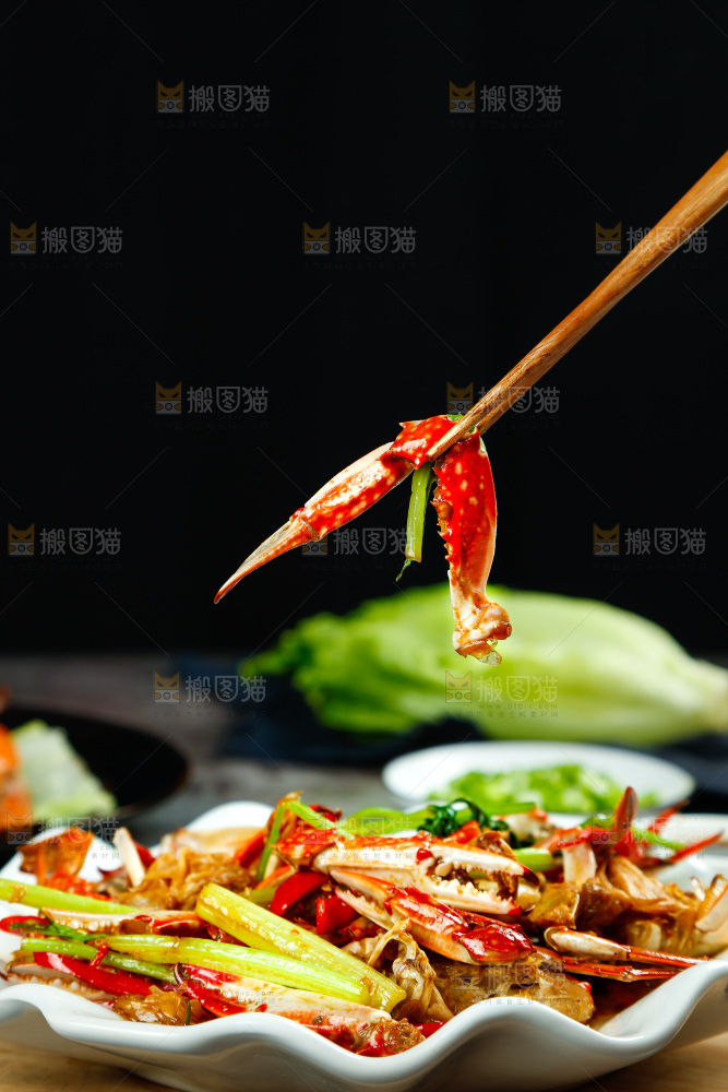 石板上放着一盘红烧梭子蟹钳