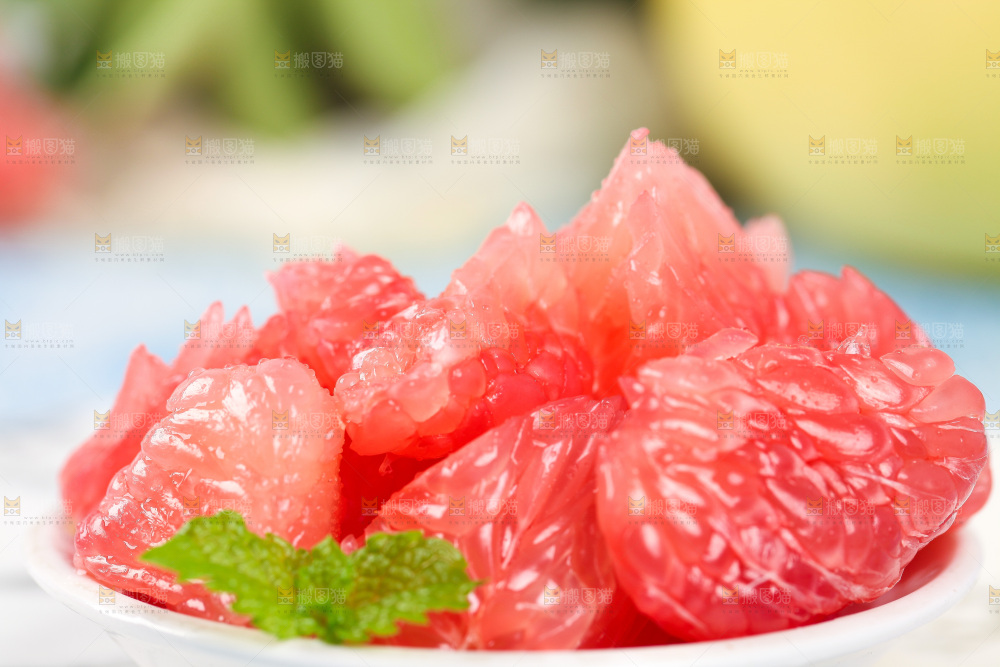 盘子里的红心柚子果肉