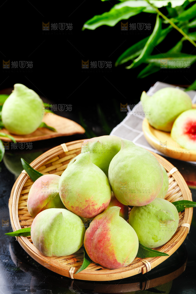 黑石板上放着一盘云南鹰嘴桃