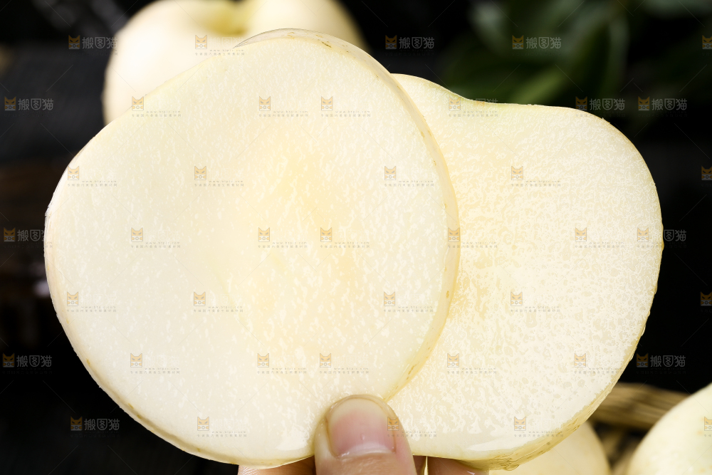 手里拿着奶油富士苹果