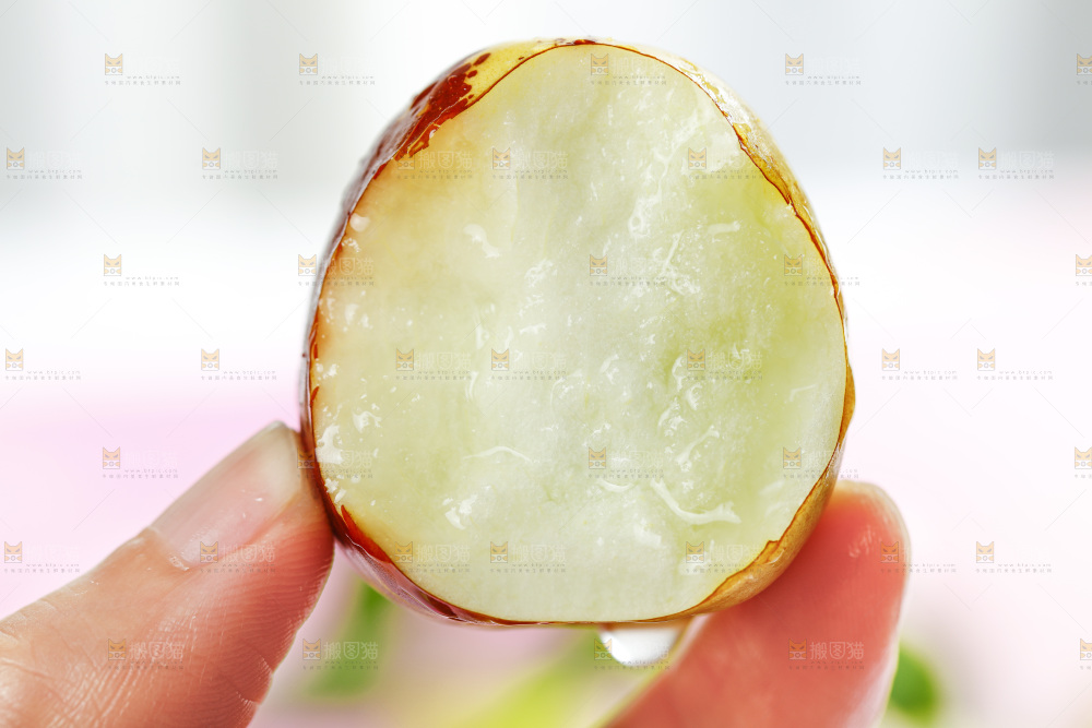 手拿咬开的冬枣