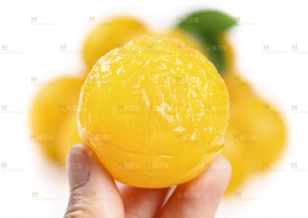 手拿剥皮的黄金奈李