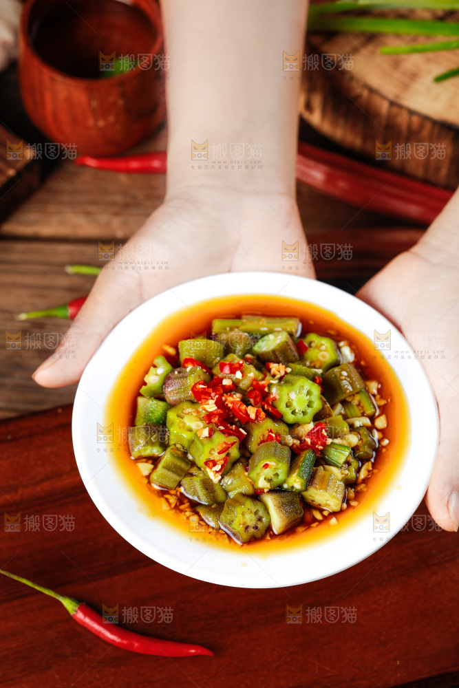手端一盘香辣秋葵