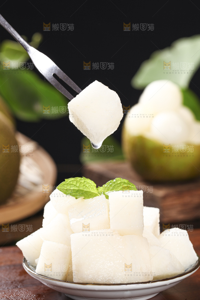 叉子叉着黄花梨果肉