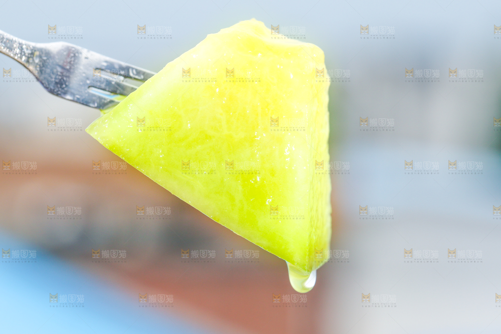 叉子叉着玫珑瓜果肉
