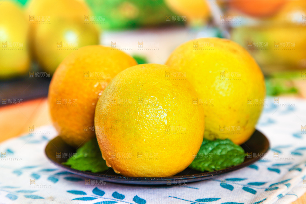 黑盘子里着夏橙