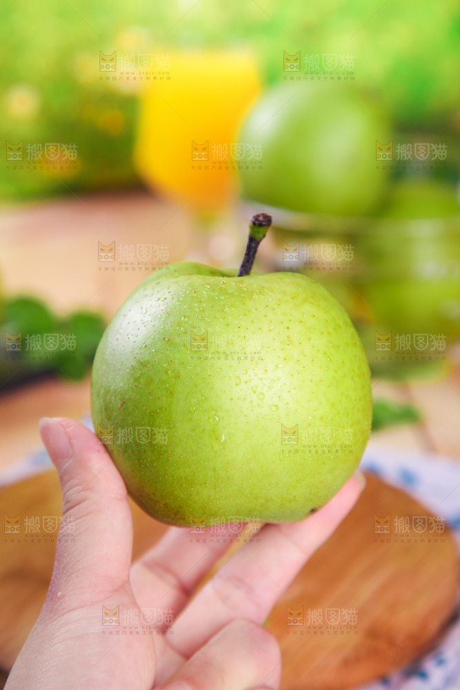 手拿一个青皮皇冠梨