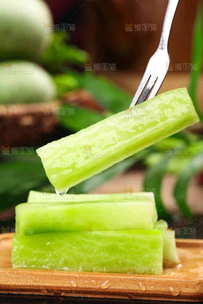手里拿着绿心萝卜