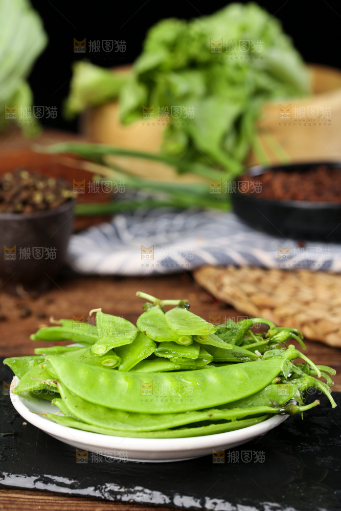 盘子里摆放着荷兰豆