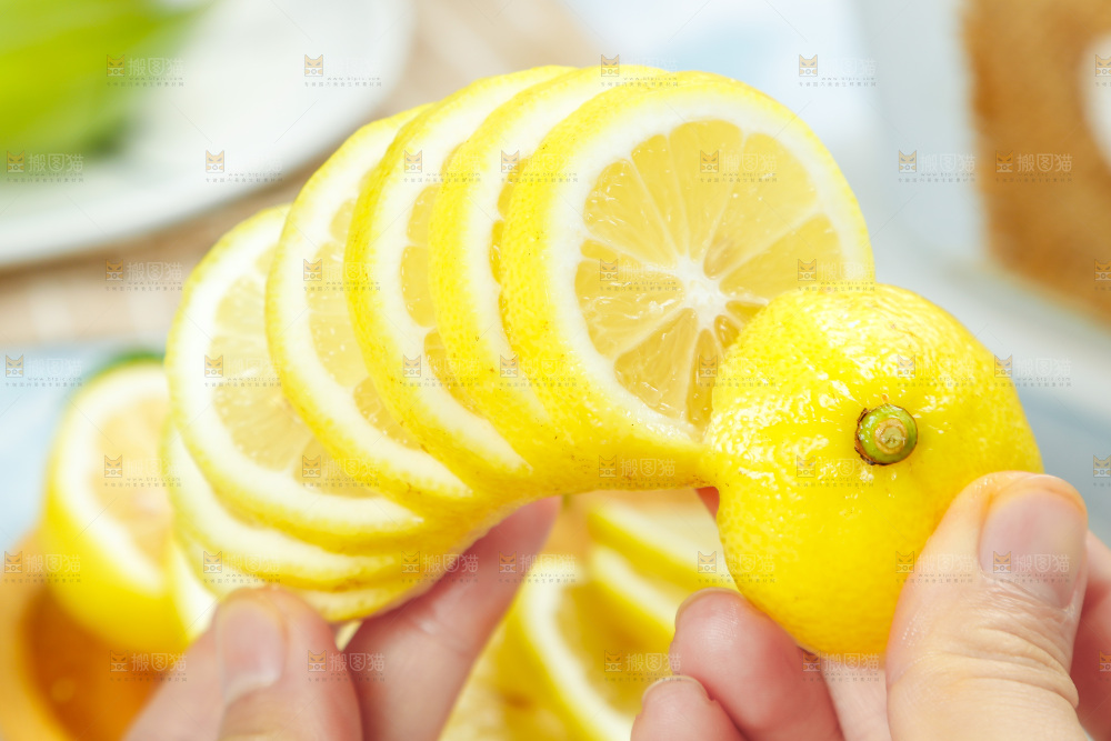 浅底上摆放着黄柠檬