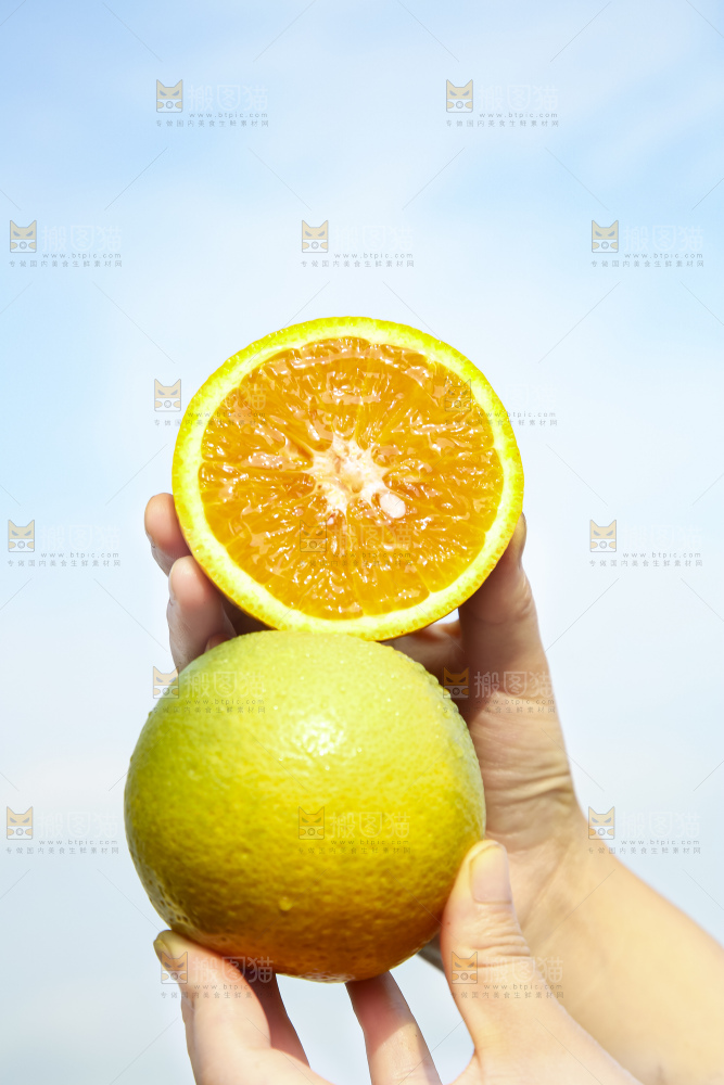 手拿切开的夏橙
