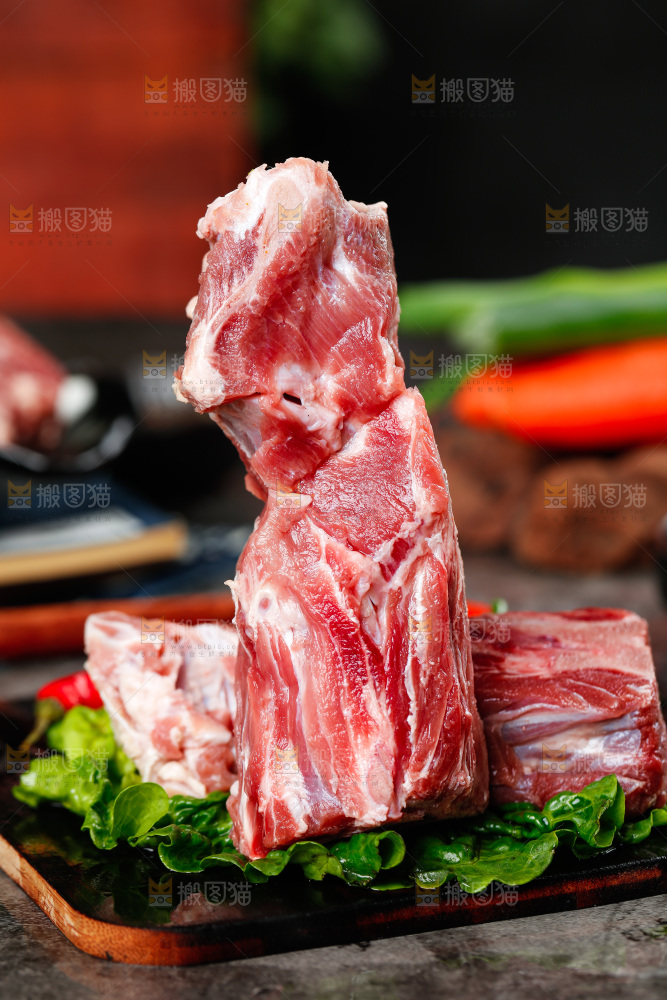 盘子上摆放着羊蝎子
