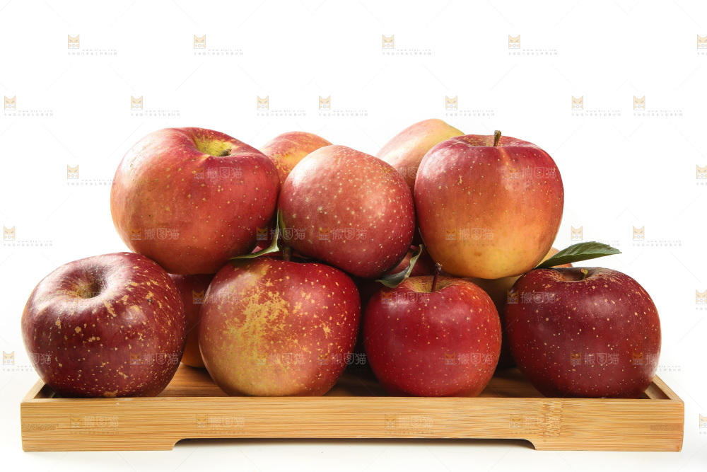 木底上摆放着苹果