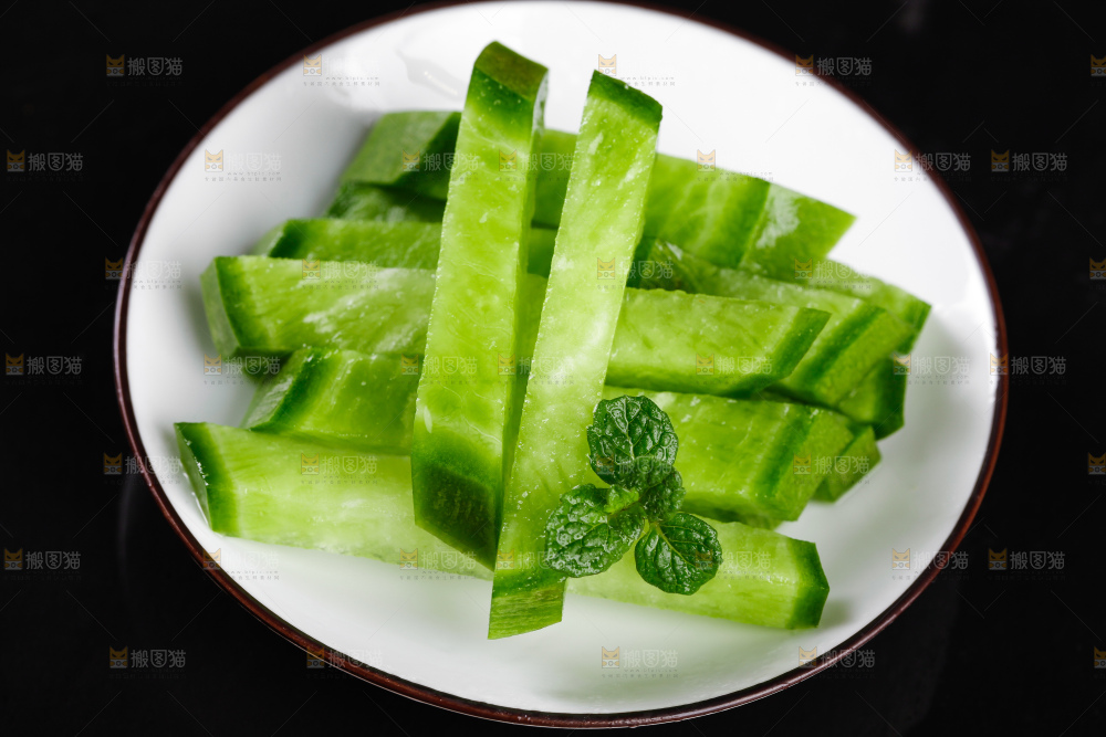 盘子里装着青萝卜