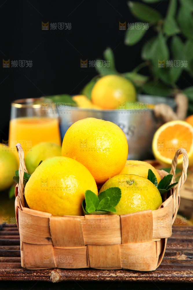 木底上放着一筐湖南夏橙