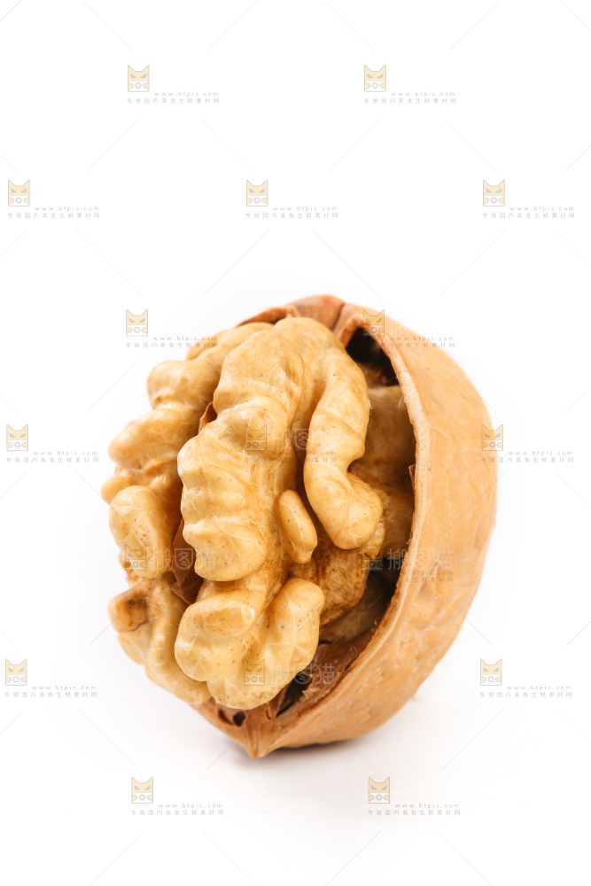 白底上放着剥皮的核桃