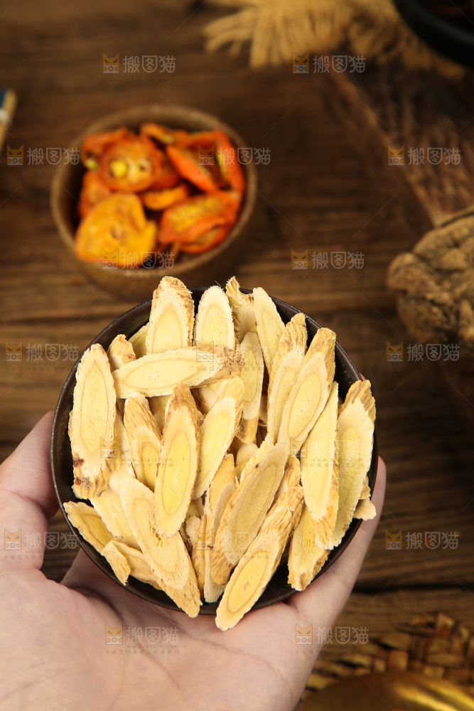 手里端着一碗黄芪