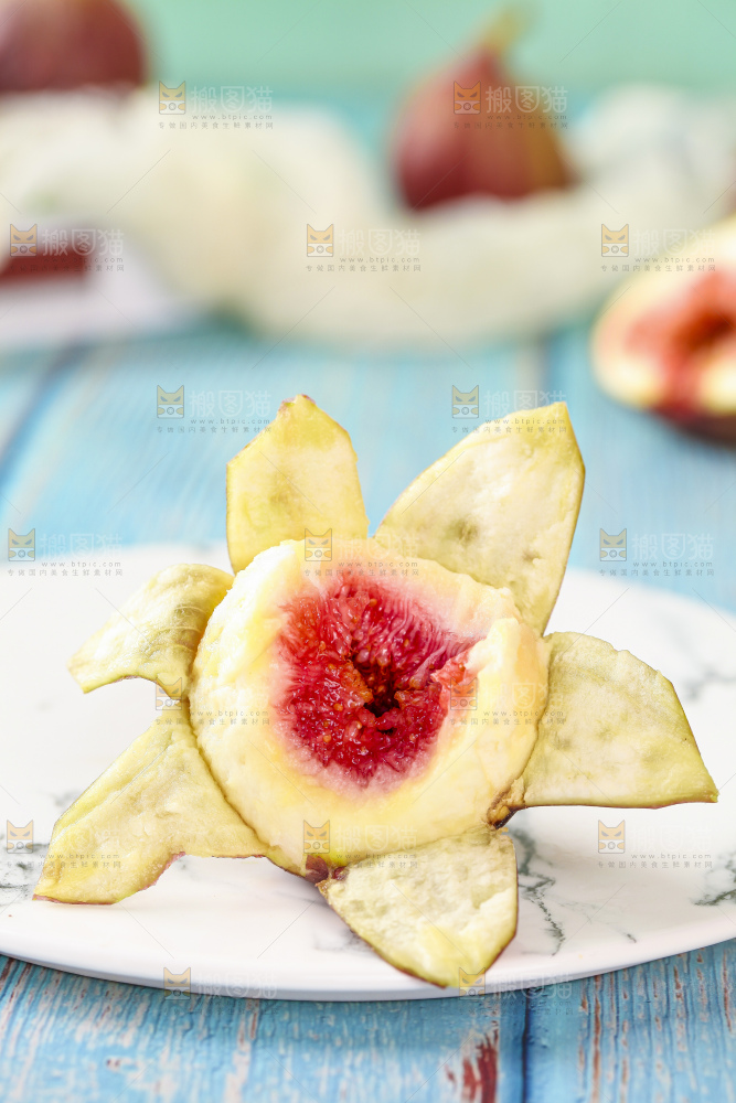 剥皮的无花果放在盘子里