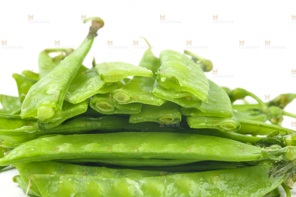 白底上摆放着豌豆荚
