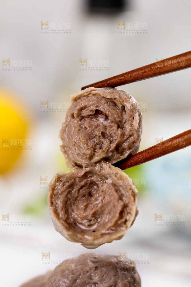 筷子夹着牛肉丸