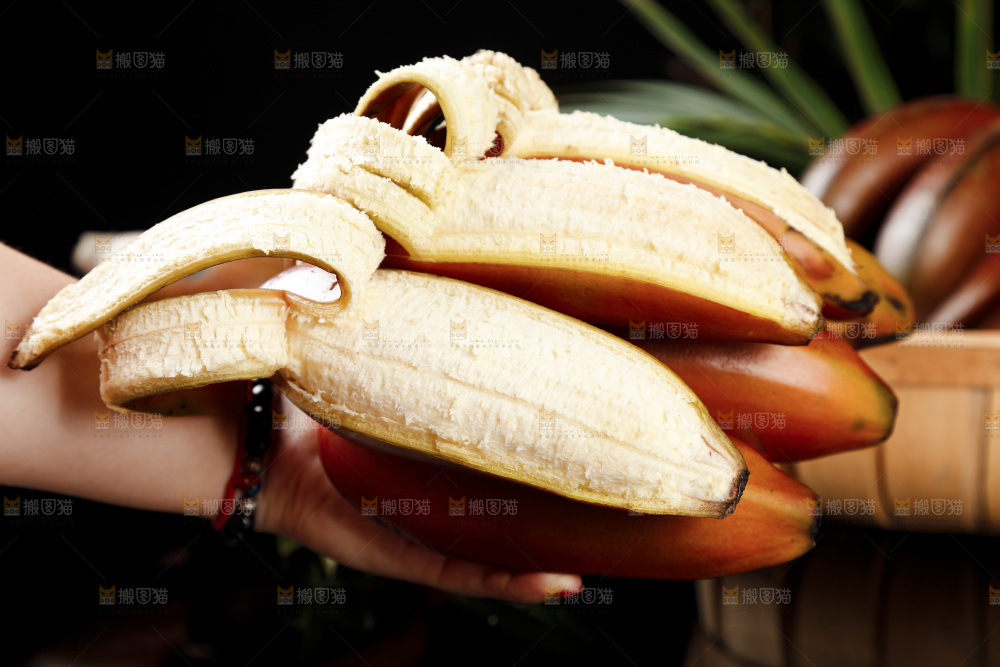 黑底上手拿一把红皮美人香蕉
