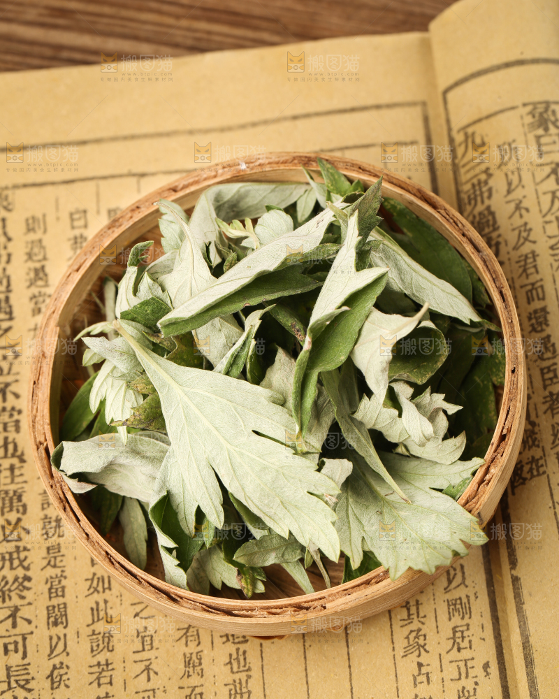 篮子里放着艾草叶