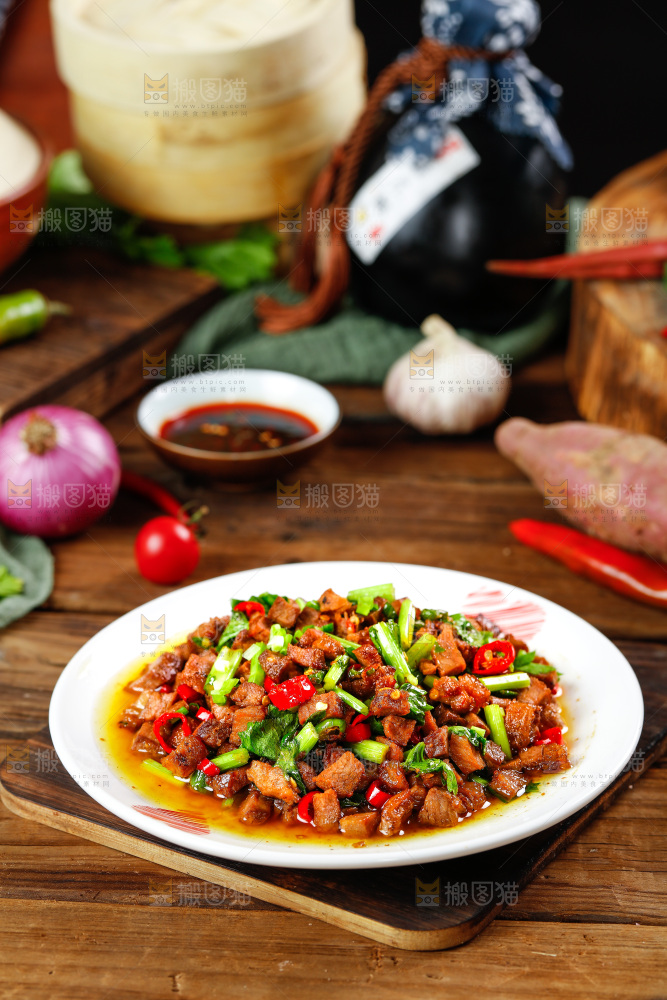 木板上放着一盘香辣肉丁