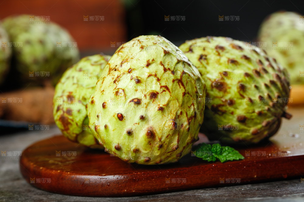 木底上放着牛奶释迦果