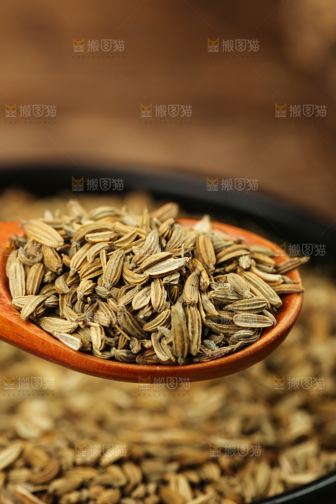 盘子里装着小茴香