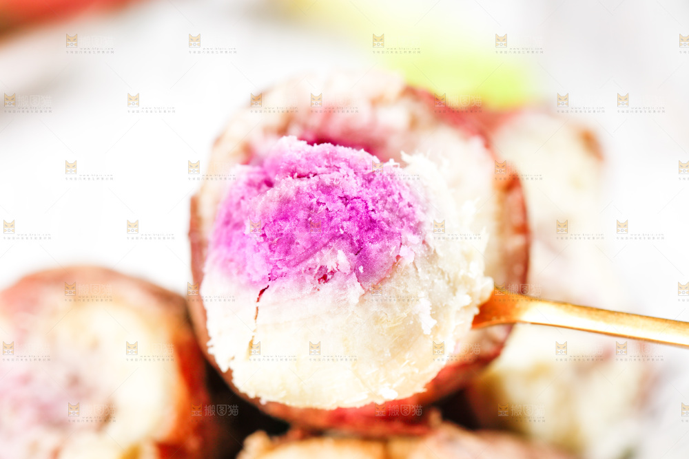 勺子里的冰淇凌红薯果肉