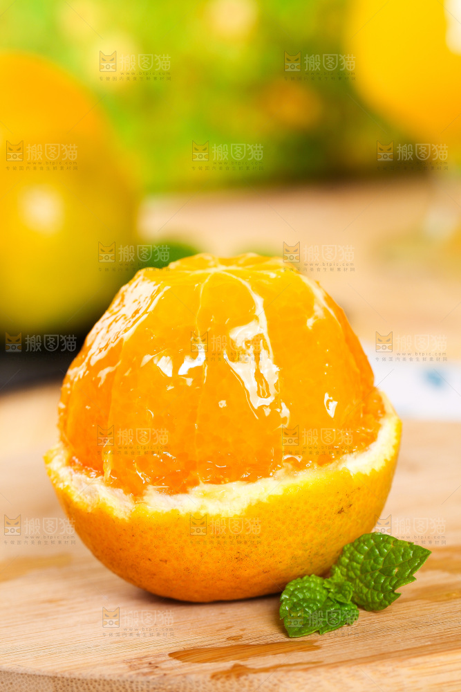 木板上放着削皮的夏橙