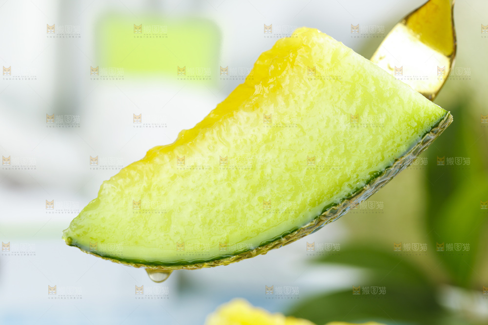 叉子叉着玫珑蜜瓜