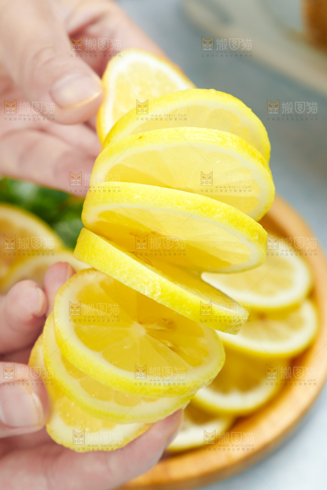 浅底上摆放着黄柠檬