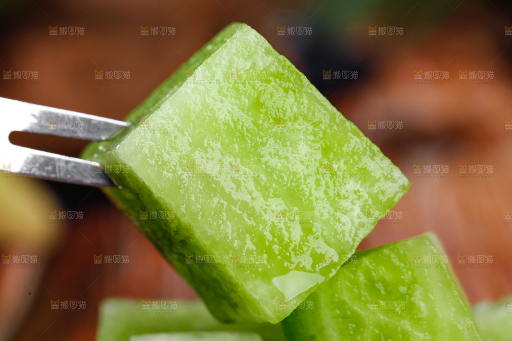 手里拿着青萝卜