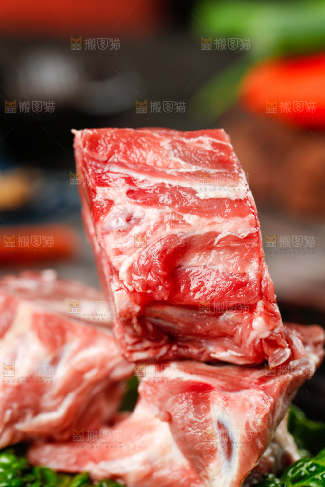 盘子上摆放着羊蝎子