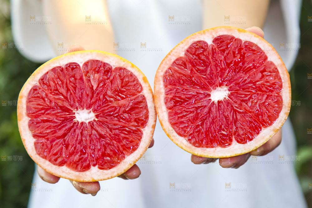 手拿切开的红心西柚
