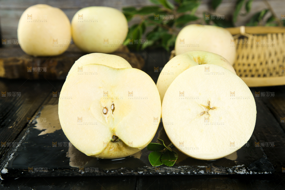 深底上摆放着苹果