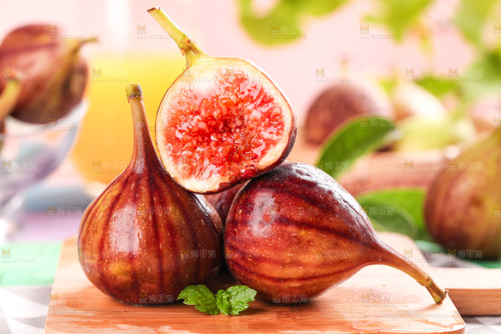木底放着切开的红皮无花果