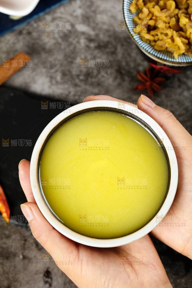碗里装着鸡油