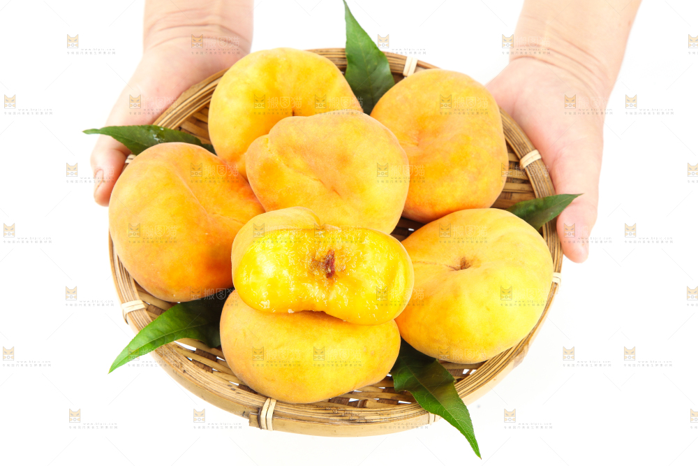 手端一盘黄肉扁桃