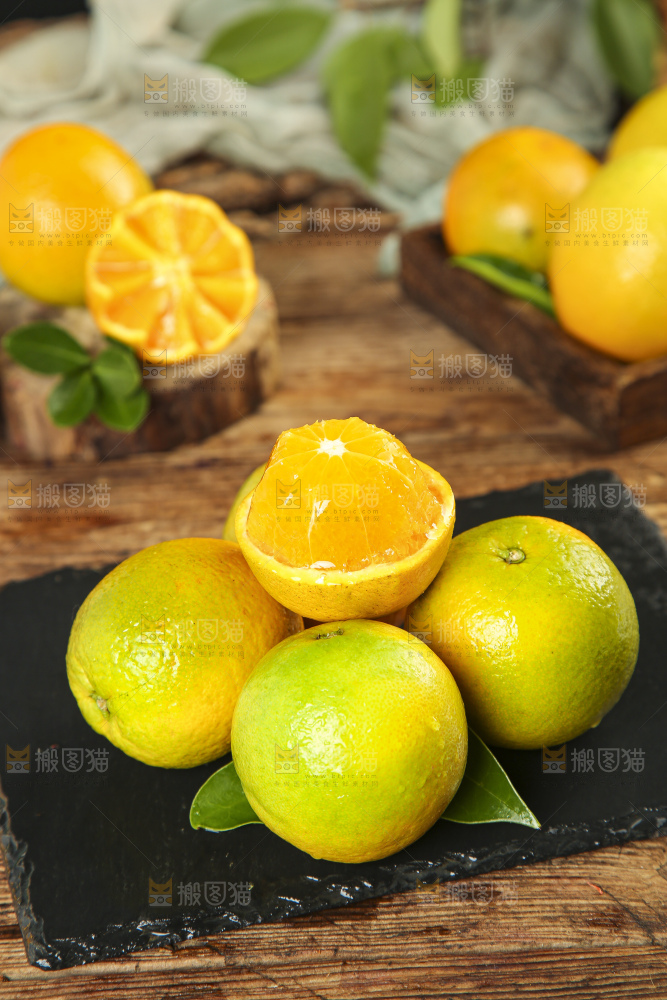 木底上放着削皮的夏橙